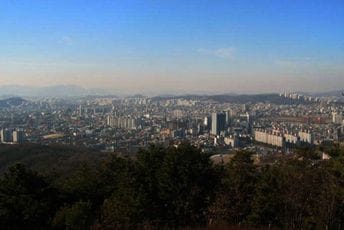 Postali žarište korone: Ne žele se vakcinisati, ali pristaju da im vođa gura ruke u oči Postali žarište korone: Ne žele se vakcinisati, ali pristaju da im vođa gura ruke u oči