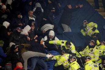 Poljski navijači napali policiju na stadionu u Lesteru Poljski navijači napali policiju na stadionu u Lesteru