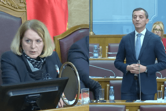 Žučna rasprava između Boškovića i Bošnjak oko SPC i mitropolita Joanikija Žučna rasprava između Boškovića i Bošnjak oko SPC i mitropolita Joanikija