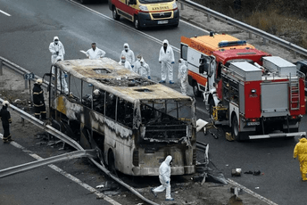 Izgorjeli autobus skopske firme 135 puta prešao granicu sa licencom drugog vozila Izgorjeli autobus skopske firme 135 puta prešao granicu sa licencom drugog vozila