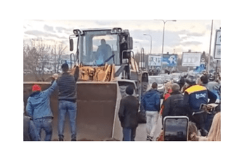 Pripadnik Vučićeve stranke bagerom krenuo na ljude