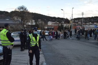 Blokada i u Užicu, policija dronom snimala učesnike Blokada i u Užicu, policija dronom snimala učesnike