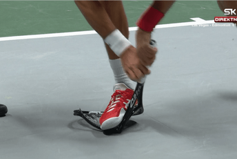 VIDEO: Đoković izgubio živce tokom meča, polomio reket na komade VIDEO: Đoković izgubio živce tokom meča, polomio reket na komade