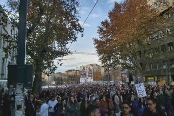 Hiljade građana na protestu „za bezopasan vazduh“ na Terazijama Hiljade građana na protestu „za bezopasan vazduh“ na Terazijama
