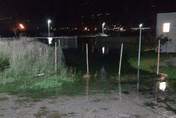 Izlila se rijeka na Jazu, ugrožene kuće Izlila se rijeka na Jazu, ugrožene kuće