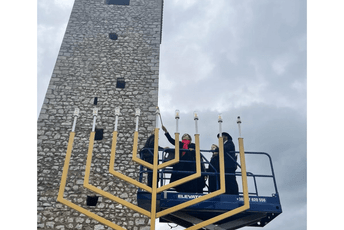 Menora visoka pet metara osvijetljena povodom jevrejskog praznika Hanuke Menora visoka pet metara osvijetljena povodom jevrejskog praznika Hanuke