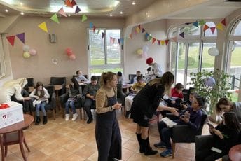 Fondacija Kreativne žene CG: U Mojkovcu održane umjetničke radionice za djecu Fondacija Kreativne žene CG: U Mojkovcu održane umjetničke radionice za djecu