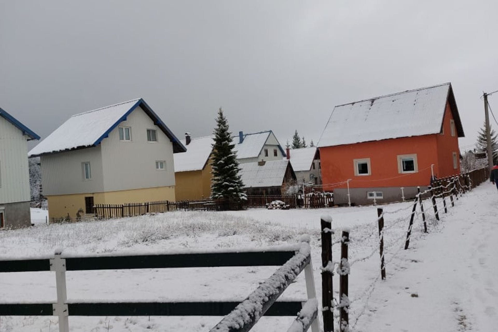 Fotografija 1: Pao snijeg na sjeveru Crne Gore, zimska čarolija u najavi