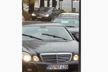 Krivokapićeve ćerke o trošku građana lobiraju po Mojkovcu, obezbjeđenje legitimiše prolaznike (VIDEO) Krivokapićeve ćerke o trošku građana lobiraju po Mojkovcu, obezbjeđenje legitimiše prolaznike (VIDEO)