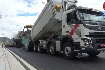 UZALUDNA ZASJEDA: Policija presrela kamione ,,Bemax"-a misleći da prevoze šljunak - našli eruptivni materijal za asfalt Kamion kompanije Bemax angažovan na trasi auto-puta kod Smokovca