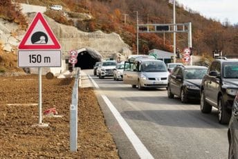 Vešović: Što prije završiti auto-put i rekonstrukciju cijele pruge Vešović: Što prije završiti auto-put i rekonstrukciju cijele pruge