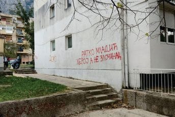 Grafit koji veliča Mladića osvanuo na fasadi u Dobroti Grafit koji veliča Mladića osvanuo na fasadi u Dobroti
