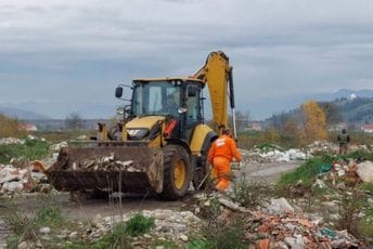 Radnici "čistoće" uklanjaju nelegalne deponije na području Golubovaca Radnici "čistoće" uklanjaju nelegalne deponije na području Golubovaca