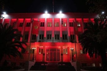 Zgrada Predsjednika osvijetljena crvenom bojom Zgrada Predsjednika osvijetljena crvenom bojom