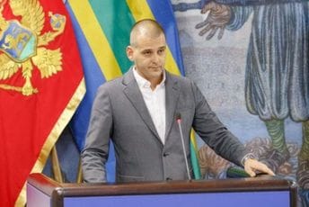 Janković: Za ugovore o djelu planiran iznos jednak godišnjim bruto zaradama za 312 ministara - "apostola" Janković: Za ugovore o djelu planiran iznos jednak godišnjim bruto zaradama za 312 ministara - "apostola"