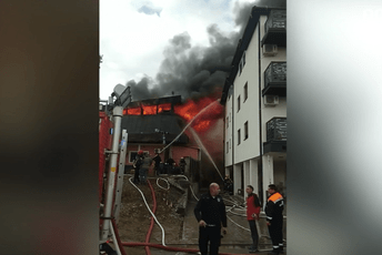 Veliki požar u kineskom tržnom centru u Obrenovcu Veliki požar u kineskom tržnom centru u Obrenovcu