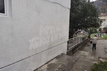 U Kotoru uklonjen grafit posvećen ratnom zločincu Ratku Mladiću U Kotoru uklonjen grafit posvećen ratnom zločincu Ratku Mladiću