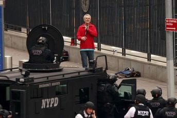 Dramatično ispred sjedišta UN: Čovjek uperio sačmaricu u sopstveni vrat (VIDEO) Dramatično ispred sjedišta UN: Čovjek uperio sačmaricu u sopstveni vrat (VIDEO)