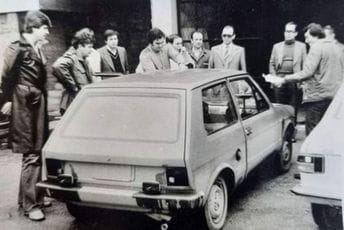 Prvi Yugo sklopljen u Torinu, testiran na crnogorskom primorju Fotografija testnog automobila nastala 1979. godine ispred hotela "Internacional" u Budvi, koji je srušen u snažnom zemljotresu 15. aprila iste godine