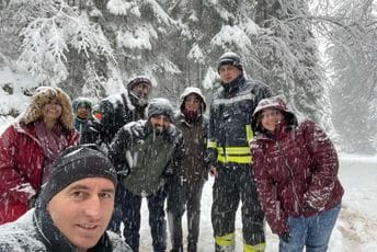 Žabljački vatrogasci i komunalci evakuisali iz snijega kombi sa turistima iz Indije Žabljački vatrogasci i komunalci evakuisali iz snijega kombi sa turistima iz Indije