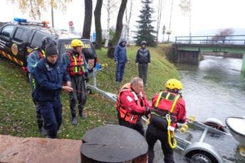 Potraga za nestalom ženom, vatrogasci cijeli dan pretraživali korito rijeke Zete Potraga za nestalom ženom, vatrogasci cijeli dan pretraživali korito rijeke Zete