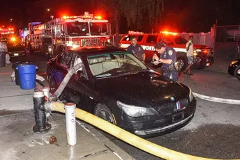 Njujorški vatrogasci provukli crijevo kroz nepropisno parkirani BMW i ugasili požar Njujorški vatrogasci provukli crijevo kroz nepropisno parkirani BMW i ugasili požar