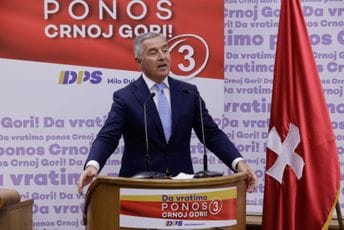 Đukanović: Potonja je ura za promjenu vlasti u Crnoj Gori Đukanović: Potonja je ura za promjenu vlasti u Crnoj Gori