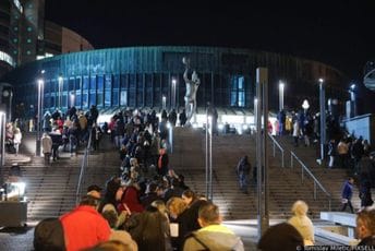 Haos u Zagrebu: Zbog lažne dojave o bombi evakuisana publika klape Intrade Haos u Zagrebu: Zbog lažne dojave o bombi evakuisana publika klape Intrade