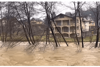 Poplave u BiH: Voda prodrla do kuća, kiša i snijeg otežavaju posao spasiocima Poplave u BiH: Voda prodrla do kuća, kiša i snijeg otežavaju posao spasiocima