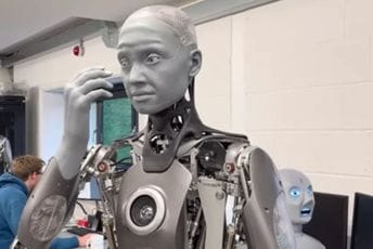 Snimak robota postao hit: Ameka gotovo savršeno imitira ljudsku mimiku Snimak robota postao hit: Ameka gotovo savršeno imitira ljudsku mimiku