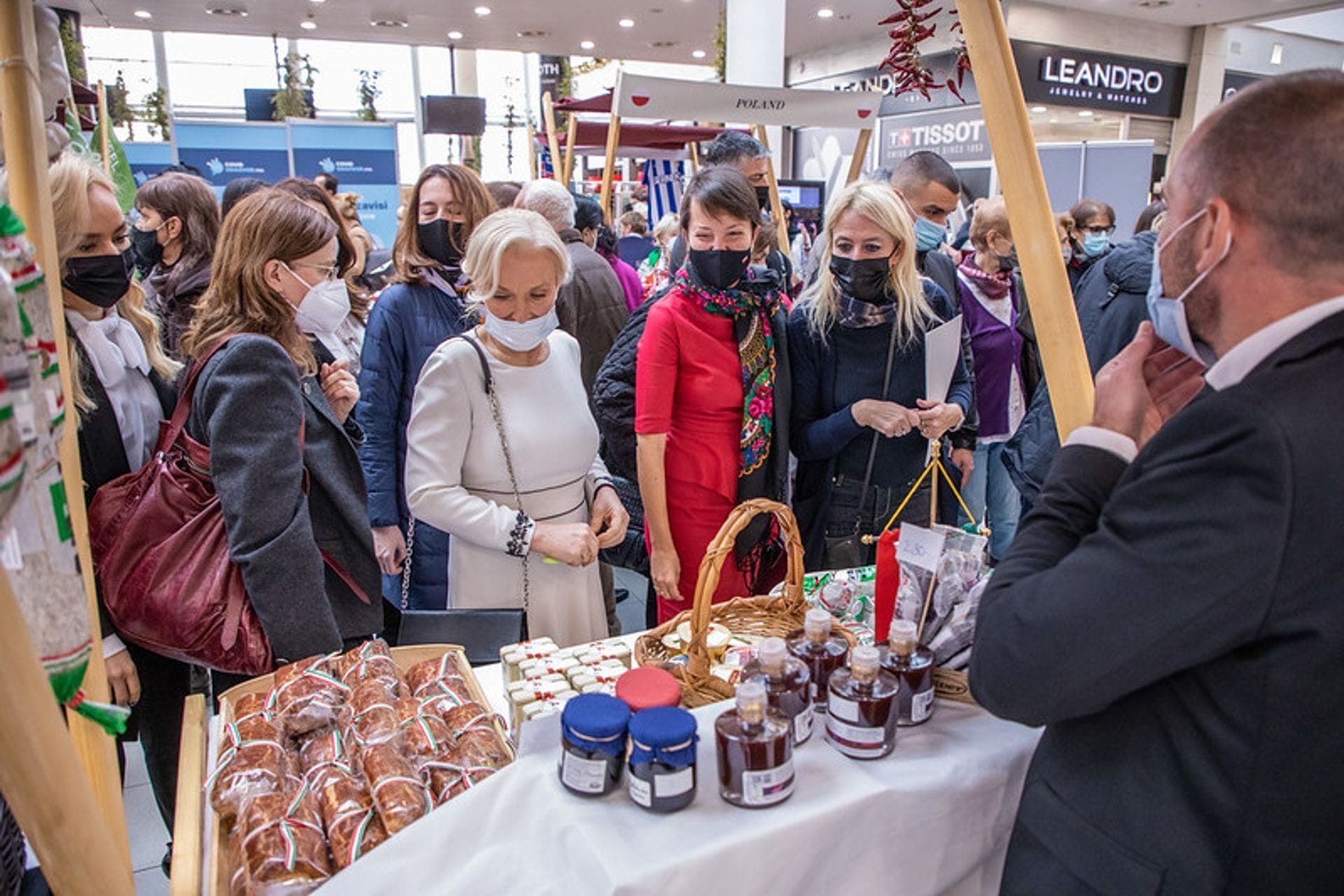 Fotografija 1: Supruga premijera otvorila diplomatski Božićni bazar