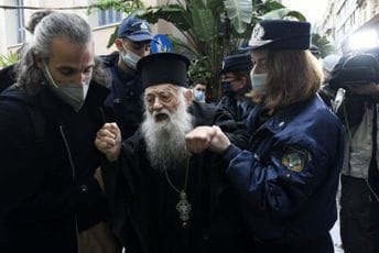 U Atini priveden pravoslavni sveštenik, papu nazvao jeretikom (VIDEO) U Atini priveden pravoslavni sveštenik, papu nazvao jeretikom (VIDEO)