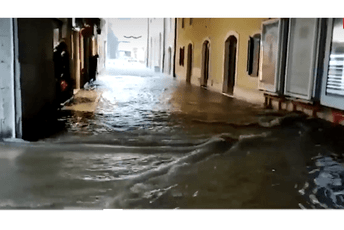 Poplave u Splitu, zatvoreni neki putevi u Dalmaciji: Stižu obilne kiše, ponegdje i snijeg Poplave u Splitu, zatvoreni neki putevi u Dalmaciji: Stižu obilne kiše, ponegdje i snijeg