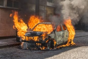 Šest vozila gorjelo u Sarajevu, jedna osoba je uhapšena Šest vozila gorjelo u Sarajevu, jedna osoba je uhapšena