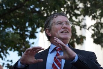 Pozirali sa puškama: Kongresmen objavio porodičnu fotografiju, pljušte kritike Pozirali sa puškama: Kongresmen objavio porodičnu fotografiju, pljušte kritike