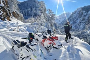 Dvojica zaljubljenika ekstremnih sportova dopremili vakcine na Malu Crnu Goru Dvojica zaljubljenika ekstremnih sportova dopremili vakcine na Malu Crnu Goru