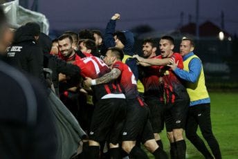 Kakav meč u Tuzima: Dečić u finišu za pet minuta anulirao dva gola zaostatka Kakav meč u Tuzima: Dečić u finišu za pet minuta anulirao dva gola zaostatka