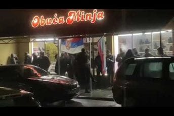 U Mojkovcu skandiraju Ratku Mladiću, istakli i zastavu Srbije