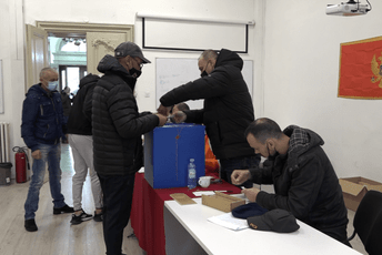 Cetinje: DPS 14 ili 15 mandata, SDP sedam ili osam, URA 4, Stara garda i Demokrate po 3, SD-LP 1 Cetinje: DPS 14 ili 15 mandata, SDP sedam ili osam, URA 4, Stara garda i Demokrate po 3, SD-LP 1