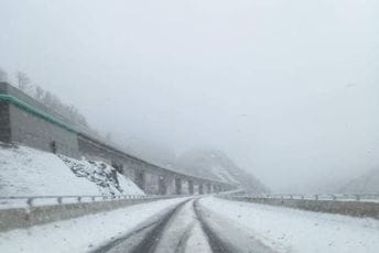 Zbog snijega obustavljen saobraćaj prema graničnom prelazu Kula Zbog snijega obustavljen saobraćaj prema graničnom prelazu Kula