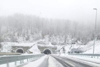 (FOTO) Sjever pod bijelim pokrivačem, snijeg otežava saobraćaj (FOTO) Sjever pod bijelim pokrivačem, snijeg otežava saobraćaj