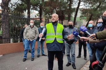 Bitnije im da slave godišnjicu Vlade nego da prime predstavnike 1.500 građana (FOTO) Bitnije im da slave godišnjicu Vlade nego da prime predstavnike 1.500 građana (FOTO)