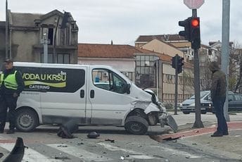 Dvoje povrijeđenih u nezgodi u Podgorici Dvoje povrijeđenih u nezgodi u Podgorici