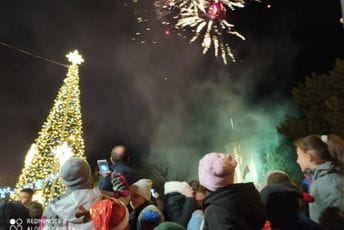 Paljenjem svjetiljki na jelci zvanično počeo Zimski bazar u Tuzima (VIDEO)