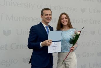 Anja Glogovac - najbolja studentkinja Građevinskog fakulteta za studijsku 2021/22. godinu Anja Glogovac - najbolja studentkinja Građevinskog fakulteta za studijsku 2021/22. godinu