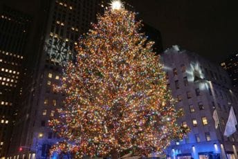 Upaljene lampice na najpoznatijoj jelki na svijetu Upaljene lampice na najpoznatijoj jelki na svijetu