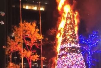 Beskućnik uhapšen jer je zapalio jelku na Menhetnu (VIDEO) Beskućnik uhapšen jer je zapalio jelku na Menhetnu (VIDEO)