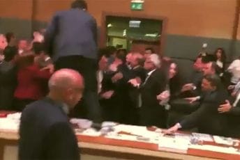 Mimoišli se povodom budžeta: Poslanici u Turskoj se nemilosrdno tukli (VIDEO) Mimoišli se povodom budžeta: Poslanici u Turskoj se nemilosrdno tukli (VIDEO)