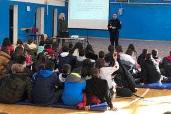 Policija najmlađe učila o bezbjednosti u saobraćaju, na internetu, o vršnjačkom nasilju... Policija najmlađe učila o bezbjednosti u saobraćaju, na internetu, o vršnjačkom nasilju...