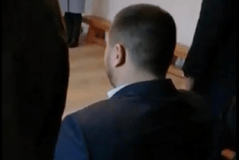 Kovačević śedio tokom intoniranja himne Crne Gore Kovačević śedio tokom intoniranja himne Crne Gore